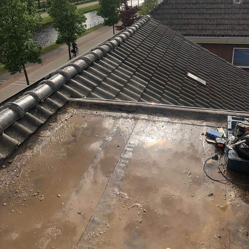 Een oude dakkapel met lekkages Een oude dakkapel in Wijk en Aalburg