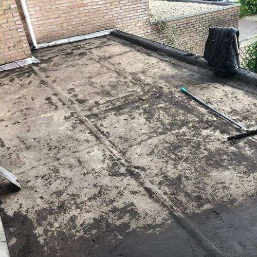 Schoonmaken van een plat dak in Wijk en Aalburg Schoonmaken van een plat dak in Wijk en Aalburg